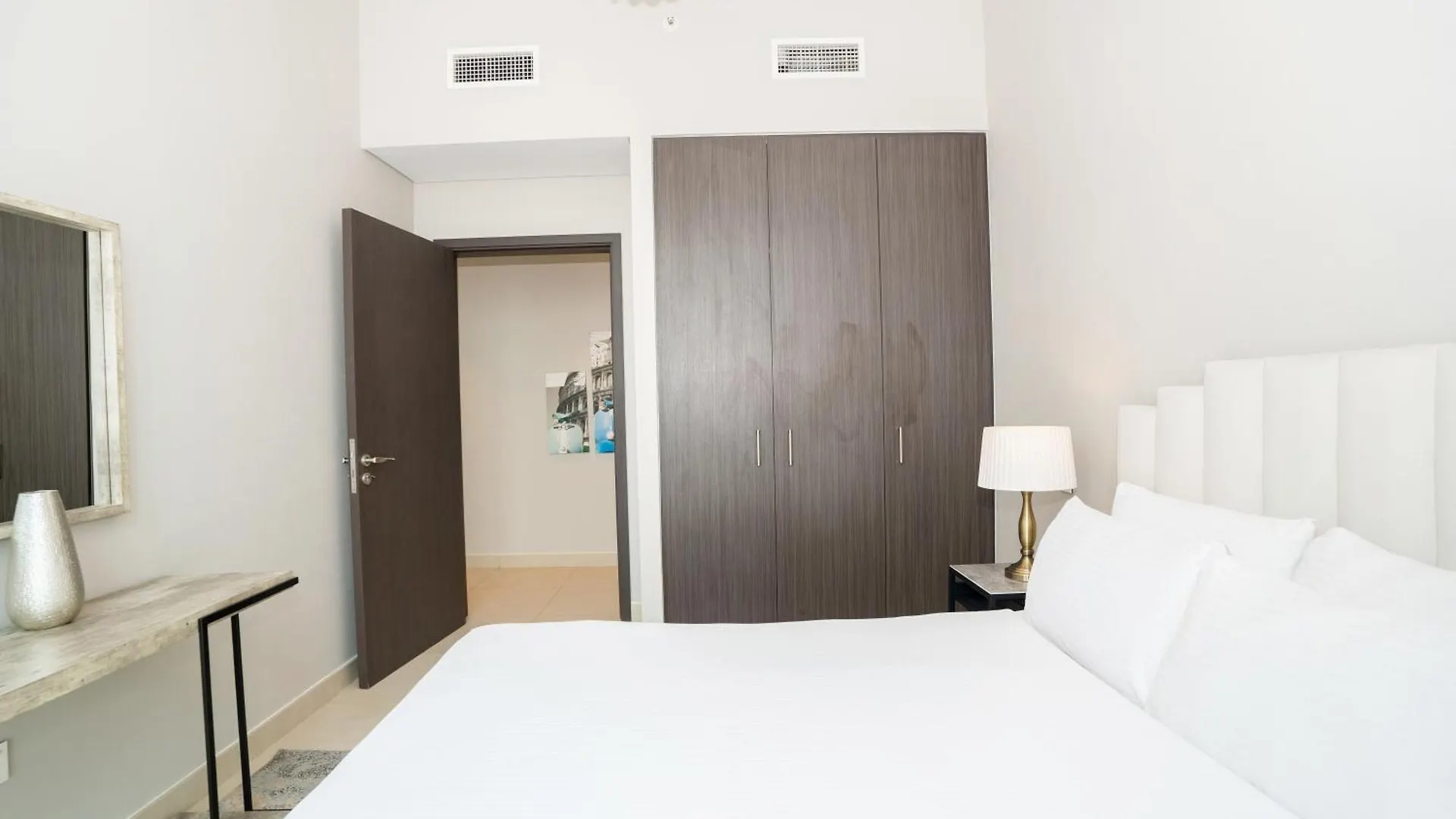 Homesgetaway - Sophisticated 3Br With Maids Room In Downtown Dubai 0*,  United Arab Emirates
