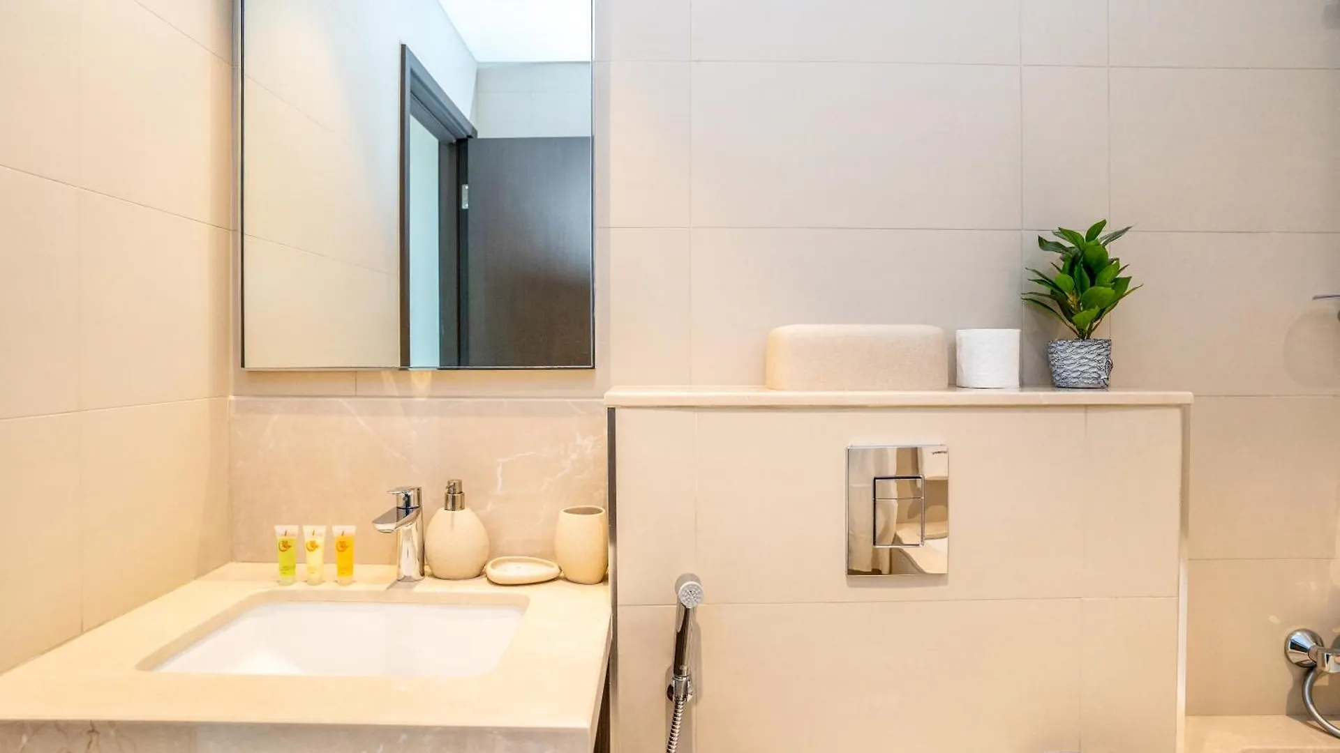 Homesgetaway - Sophisticated 3Br With Maids Room In Downtown Dubaj 0*,