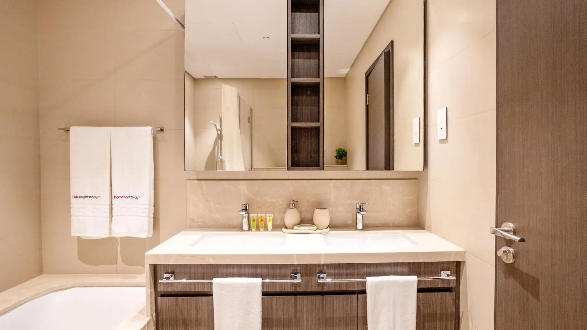 Homesgetaway - Sophisticated 3Br With Maids Room In Downtown Dubaj