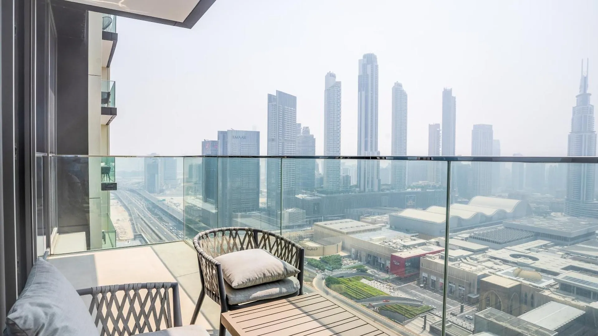 Homesgetaway - Sophisticated 3Br With Maids Room In Downtown Dubaj 0*,  Spojené arabské emiráty